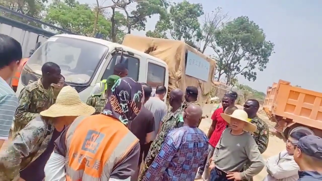 3月22日，中建五局几内亚马西铁路九标段项目部拖欠工资，引发非洲工人罢工抗议，还用中文写了标语———“农民工要血汗钱”。